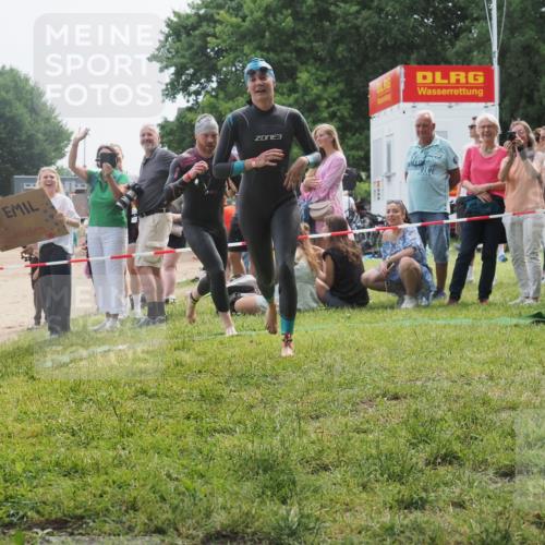 15.06.2025 - 27. Vierlanden-Triathlon KatJ http://msf.ph/oto/8032912 15.06.2025 11:14:15 Schwimmen 800, 804, 904, 952, 962 meine-sportfotos.de