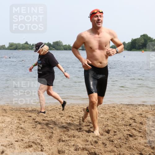 15.06.2025 - 27. Vierlanden-Triathlon Lena Gebhardt http://msf.ph/oto/8032915 15.06.2025 11:16:03 Schwimmen 792, 951, 963 meine-sportfotos.de