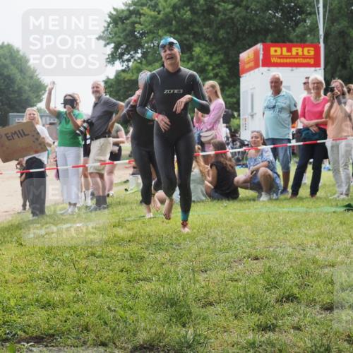 15.06.2025 - 27. Vierlanden-Triathlon KatJ http://msf.ph/oto/8032917 15.06.2025 11:14:15 Schwimmen 800, 804, 904, 952, 962 meine-sportfotos.de