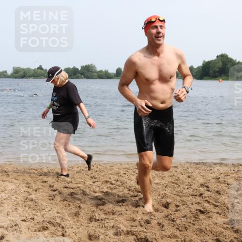 15.06.2025 - 27. Vierlanden-Triathlon Lena Gebhardt http://msf.ph/oto/8032921 15.06.2025 11:16:03 Schwimmen 792, 951, 963 meine-sportfotos.de