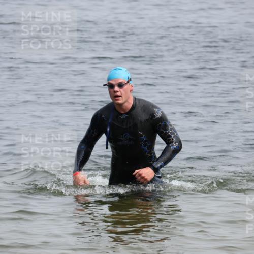 15.06.2025 - 27. Vierlanden-Triathlon Lena Gebhardt http://msf.ph/oto/8032924 15.06.2025 11:16:17 Schwimmen 954 meine-sportfotos.de