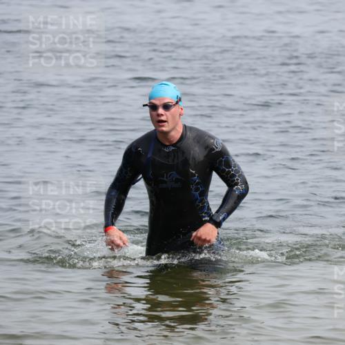 15.06.2025 - 27. Vierlanden-Triathlon Lena Gebhardt http://msf.ph/oto/8032928 15.06.2025 11:16:17 Schwimmen 954 meine-sportfotos.de