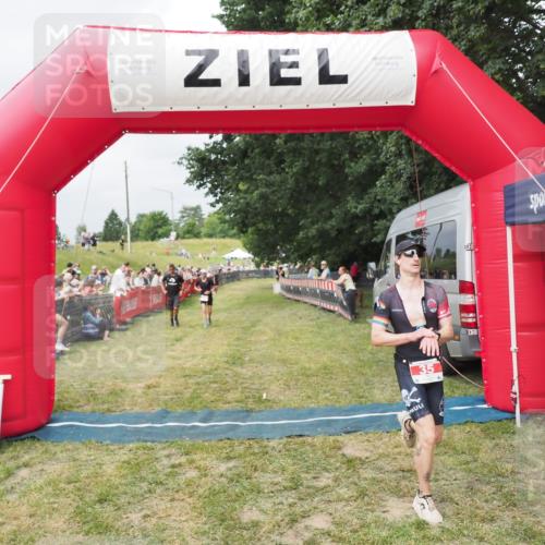 21.06.2025 - 27. Vierlanden-Triathlon MichiJ http://msf.ph/oto/8032929 15.06.2026 12:53:27 Ziel 35, 234, 732 meine-sportfotos.de