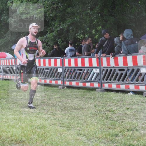 21.06.2025 - 27. Vierlanden-Triathlon KatJ http://msf.ph/oto/8032931 15.06.2025 13:44:14 Ziel 750, 1142 meine-sportfotos.de