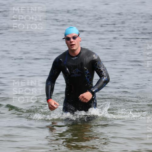 15.06.2025 - 27. Vierlanden-Triathlon Lena Gebhardt http://msf.ph/oto/8032932 15.06.2025 11:16:18 Schwimmen 954 meine-sportfotos.de