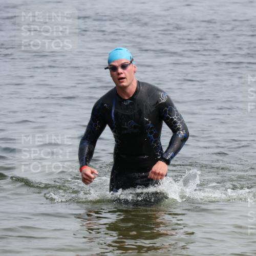 15.06.2025 - 27. Vierlanden-Triathlon Lena Gebhardt http://msf.ph/oto/8032936 15.06.2025 11:16:18 Schwimmen 954 meine-sportfotos.de