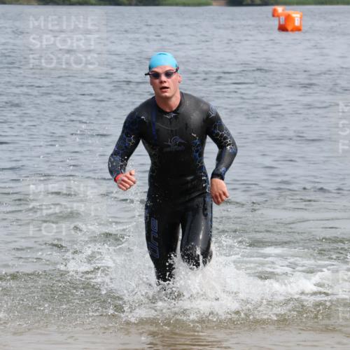 15.06.2025 - 27. Vierlanden-Triathlon Lena Gebhardt http://msf.ph/oto/8032946 15.06.2025 11:16:20 Schwimmen 815, 954 meine-sportfotos.de