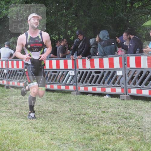 21.06.2025 - 27. Vierlanden-Triathlon KatJ http://msf.ph/oto/8032949 15.06.2025 13:44:15 Ziel 750, 878, 1142 meine-sportfotos.de