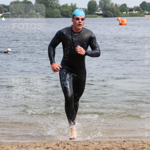 15.06.2025 - 27. Vierlanden-Triathlon Lena Gebhardt http://msf.ph/oto/8032957 15.06.2025 11:16:22 Schwimmen 815, 954 meine-sportfotos.de