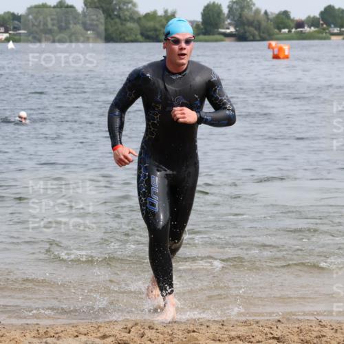 15.06.2025 - 27. Vierlanden-Triathlon Lena Gebhardt http://msf.ph/oto/8032962 15.06.2025 11:16:22 Schwimmen 815, 954 meine-sportfotos.de