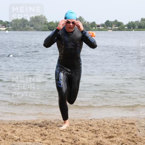15.06.2025 - 27. Vierlanden-Triathlon Lena Gebhardt http://msf.ph/oto/8032967 15.06.2025 11:16:22 Schwimmen 815, 954 meine-sportfotos.de