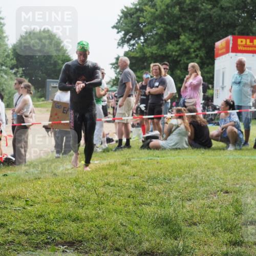 15.06.2025 - 27. Vierlanden-Triathlon KatJ http://msf.ph/oto/8032968 15.06.2025 11:14:21 Schwimmen 804, 904, 952, 962 meine-sportfotos.de