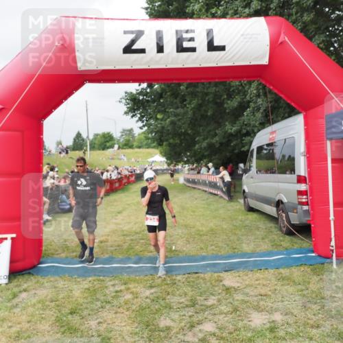 21.06.2025 - 27. Vierlanden-Triathlon MichiJ http://msf.ph/oto/8032970 15.06.2026 12:53:31 Ziel 35, 234, 732 meine-sportfotos.de