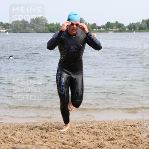 15.06.2025 - 27. Vierlanden-Triathlon Lena Gebhardt http://msf.ph/oto/8032972 15.06.2025 11:16:22 Schwimmen 815, 954 meine-sportfotos.de