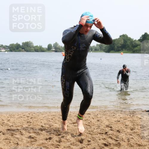 15.06.2025 - 27. Vierlanden-Triathlon Lena Gebhardt http://msf.ph/oto/8032977 15.06.2025 11:16:23 Schwimmen 815, 954 meine-sportfotos.de