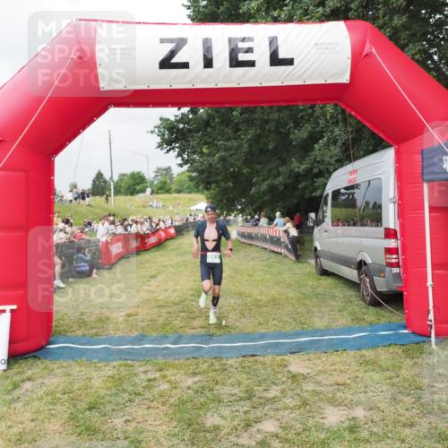 21.06.2025 - 27. Vierlanden-Triathlon MichiJ http://msf.ph/oto/8032989 15.06.2026 12:54:01 Ziel 650, 682 meine-sportfotos.de