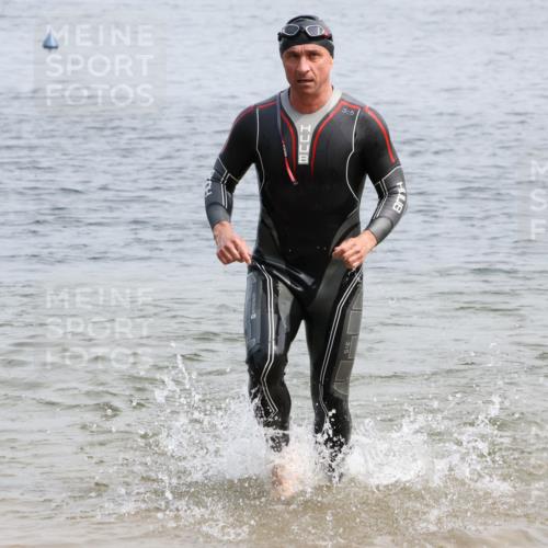 15.06.2025 - 27. Vierlanden-Triathlon Lena Gebhardt http://msf.ph/oto/8032991 15.06.2025 11:16:25 Schwimmen 815, 954 meine-sportfotos.de