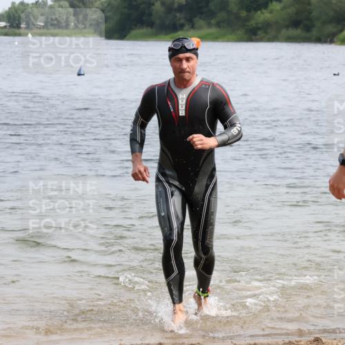 15.06.2025 - 27. Vierlanden-Triathlon Lena Gebhardt http://msf.ph/oto/8032994 15.06.2025 11:16:26 Schwimmen 815, 954 meine-sportfotos.de