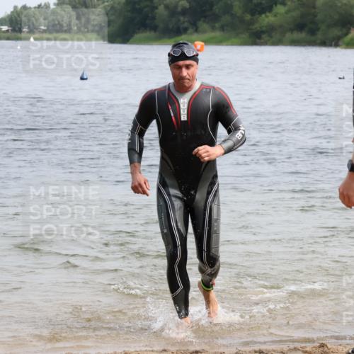 15.06.2025 - 27. Vierlanden-Triathlon Lena Gebhardt http://msf.ph/oto/8032997 15.06.2025 11:16:26 Schwimmen 815, 954 meine-sportfotos.de