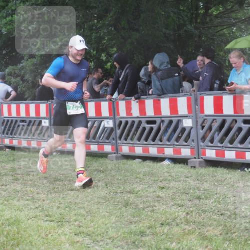 21.06.2025 - 27. Vierlanden-Triathlon KatJ http://msf.ph/oto/8032998 15.06.2025 13:44:22 Ziel 222, 750, 878 meine-sportfotos.de