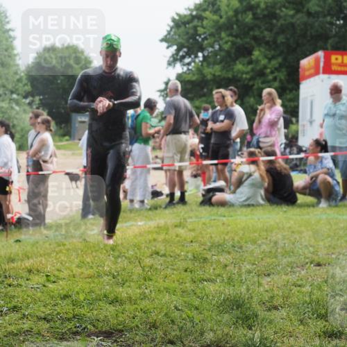 15.06.2025 - 27. Vierlanden-Triathlon KatJ http://msf.ph/oto/8032999 15.06.2025 11:14:22 Schwimmen 804, 952, 962 meine-sportfotos.de