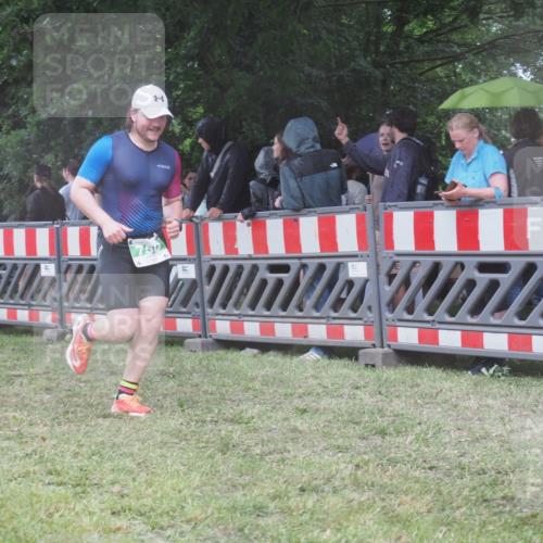 21.06.2025 - 27. Vierlanden-Triathlon KatJ http://msf.ph/oto/8033003 15.06.2025 13:44:22 Ziel 222, 750, 878 meine-sportfotos.de