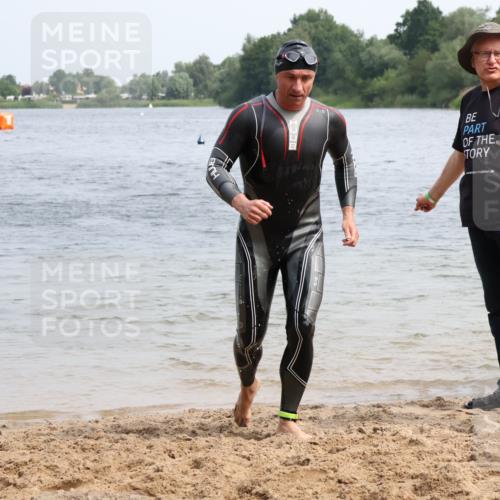 15.06.2025 - 27. Vierlanden-Triathlon Lena Gebhardt http://msf.ph/oto/8033004 15.06.2025 11:16:28 Schwimmen 815, 954 meine-sportfotos.de
