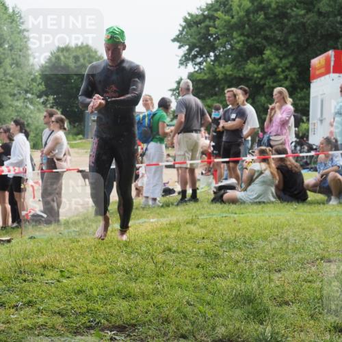 15.06.2025 - 27. Vierlanden-Triathlon KatJ http://msf.ph/oto/8033005 15.06.2025 11:14:22 Schwimmen 804, 952, 962 meine-sportfotos.de