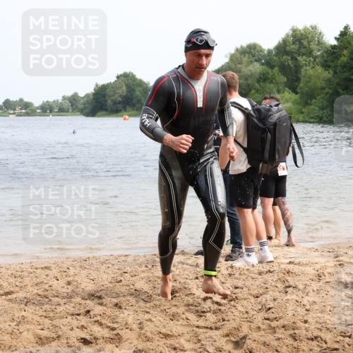 15.06.2025 - 27. Vierlanden-Triathlon Lena Gebhardt http://msf.ph/oto/8033008 15.06.2025 11:16:29 Schwimmen 815, 954 meine-sportfotos.de