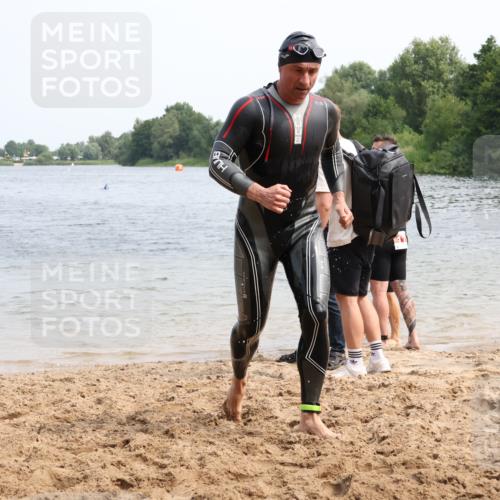 15.06.2025 - 27. Vierlanden-Triathlon Lena Gebhardt http://msf.ph/oto/8033011 15.06.2025 11:16:29 Schwimmen 815, 954 meine-sportfotos.de