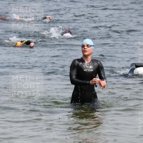15.06.2025 - 27. Vierlanden-Triathlon Lena Gebhardt http://msf.ph/oto/8033014 15.06.2025 11:16:39 Schwimmen 815, 888 meine-sportfotos.de