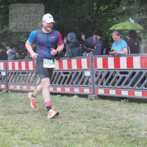 21.06.2025 - 27. Vierlanden-Triathlon KatJ http://msf.ph/oto/8033015 15.06.2025 13:44:22 Ziel 222, 750, 878 meine-sportfotos.de