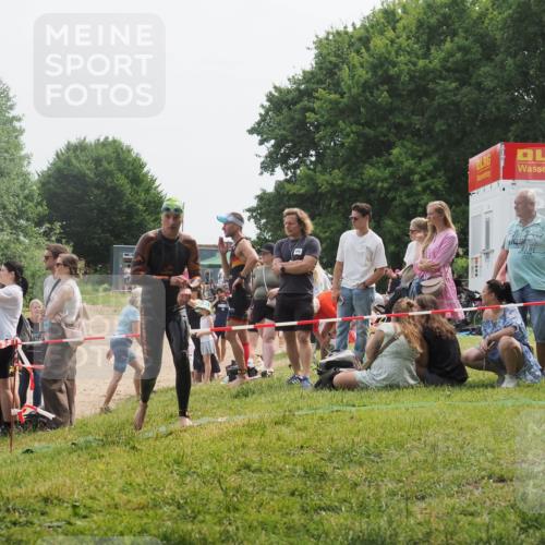 15.06.2025 - 27. Vierlanden-Triathlon KatJ http://msf.ph/oto/8033016 15.06.2025 11:14:29 Schwimmen 804, 833, 958 meine-sportfotos.de