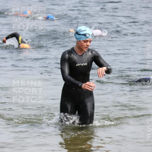 15.06.2025 - 27. Vierlanden-Triathlon Lena Gebhardt http://msf.ph/oto/8033025 15.06.2025 11:16:42 Schwimmen 888 meine-sportfotos.de