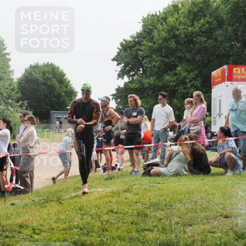 15.06.2025 - 27. Vierlanden-Triathlon KatJ http://msf.ph/oto/8033026 15.06.2025 11:14:30 Schwimmen 833, 958 meine-sportfotos.de