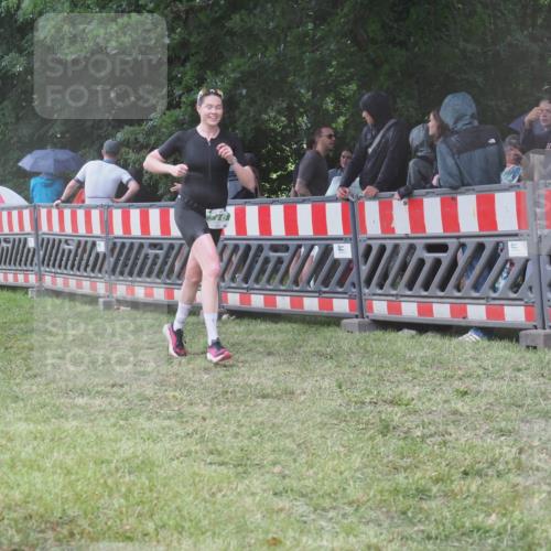 21.06.2025 - 27. Vierlanden-Triathlon KatJ http://msf.ph/oto/8033027 15.06.2025 13:44:24 Ziel 222, 750, 878 meine-sportfotos.de