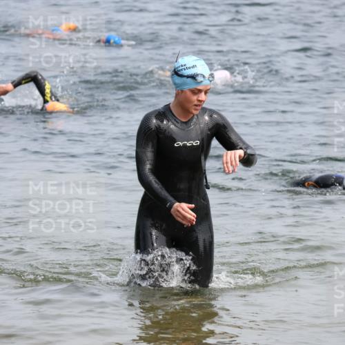 15.06.2025 - 27. Vierlanden-Triathlon Lena Gebhardt http://msf.ph/oto/8033028 15.06.2025 11:16:43 Schwimmen 888 meine-sportfotos.de