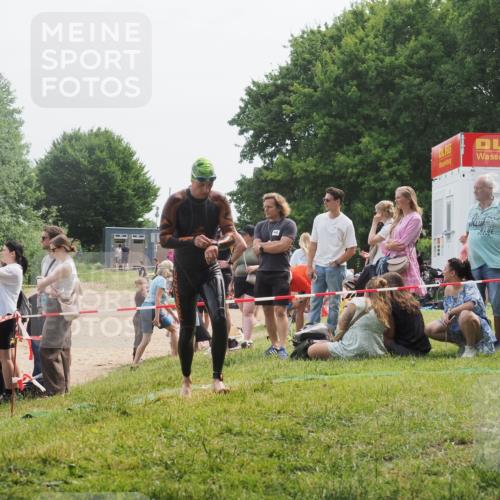 15.06.2025 - 27. Vierlanden-Triathlon KatJ http://msf.ph/oto/8033031 15.06.2025 11:14:30 Schwimmen 833, 958 meine-sportfotos.de