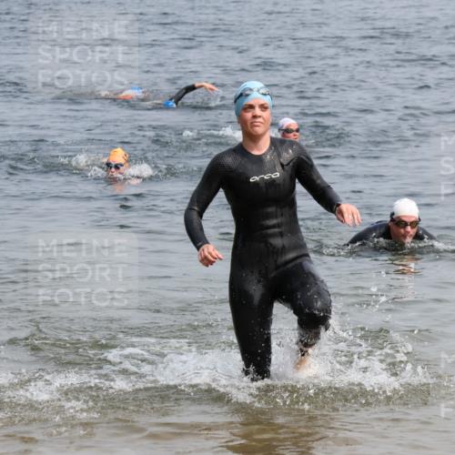 15.06.2025 - 27. Vierlanden-Triathlon Lena Gebhardt http://msf.ph/oto/8033032 15.06.2025 11:16:44 Schwimmen 888 meine-sportfotos.de