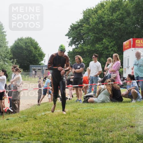 15.06.2025 - 27. Vierlanden-Triathlon KatJ http://msf.ph/oto/8033037 15.06.2025 11:14:30 Schwimmen 833, 958 meine-sportfotos.de
