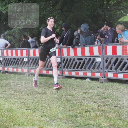 21.06.2025 - 27. Vierlanden-Triathlon KatJ http://msf.ph/oto/8033039 15.06.2025 13:44:25 Ziel 222, 878 meine-sportfotos.de