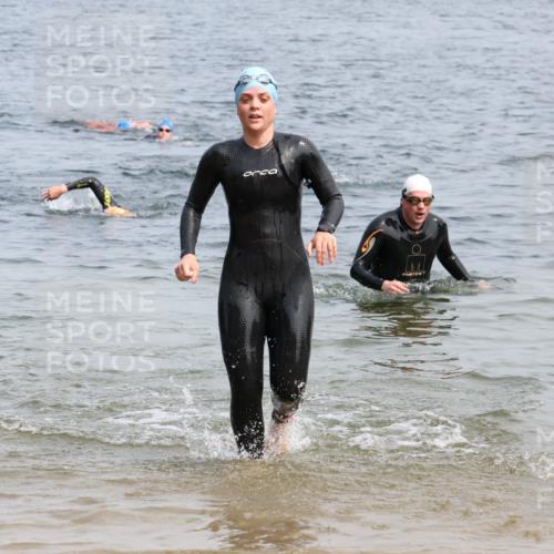 15.06.2025 - 27. Vierlanden-Triathlon Lena Gebhardt http://msf.ph/oto/8033042 15.06.2025 11:16:45 Schwimmen 825, 888 meine-sportfotos.de