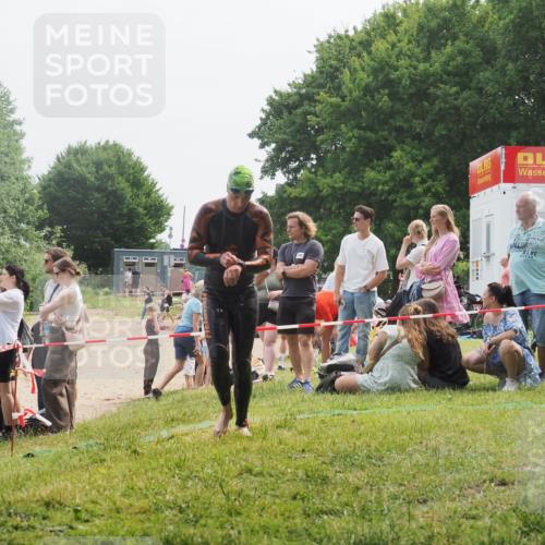 15.06.2025 - 27. Vierlanden-Triathlon KatJ http://msf.ph/oto/8033043 15.06.2025 11:14:30 Schwimmen 833, 958 meine-sportfotos.de