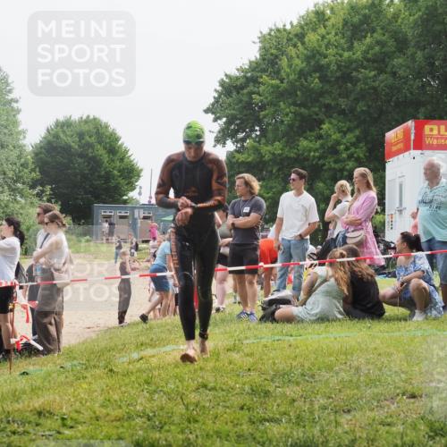 15.06.2025 - 27. Vierlanden-Triathlon KatJ http://msf.ph/oto/8033047 15.06.2025 11:14:30 Schwimmen 833, 958 meine-sportfotos.de