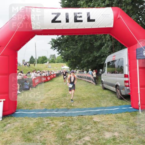 21.06.2025 - 27. Vierlanden-Triathlon MichiJ http://msf.ph/oto/8033048 15.06.2026 12:54:04 Ziel 21, 60, 650, 682 meine-sportfotos.de