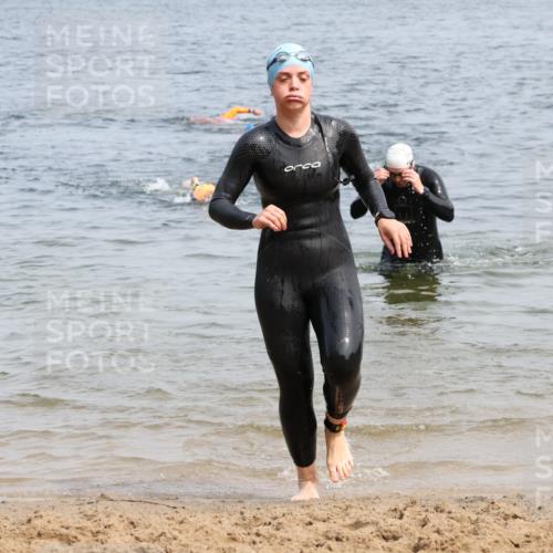 15.06.2025 - 27. Vierlanden-Triathlon Lena Gebhardt http://msf.ph/oto/8033053 15.06.2025 11:16:46 Schwimmen 825, 888 meine-sportfotos.de