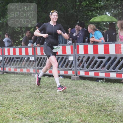 21.06.2025 - 27. Vierlanden-Triathlon KatJ http://msf.ph/oto/8033055 15.06.2025 13:44:25 Ziel 222, 878 meine-sportfotos.de