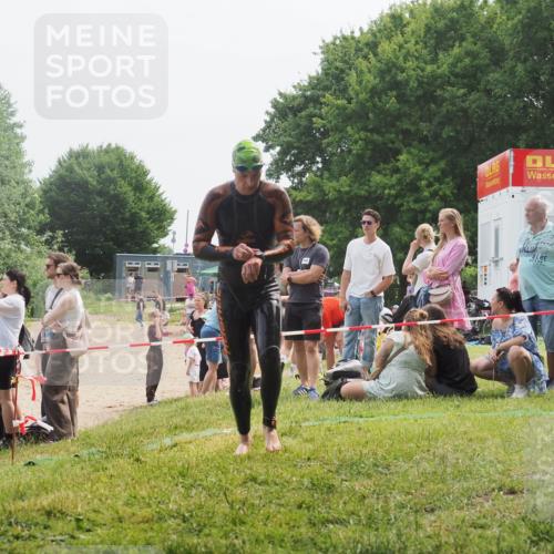 15.06.2025 - 27. Vierlanden-Triathlon KatJ http://msf.ph/oto/8033056 15.06.2025 11:14:31 Schwimmen 833, 958 meine-sportfotos.de
