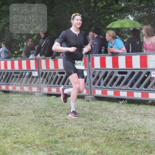 21.06.2025 - 27. Vierlanden-Triathlon KatJ http://msf.ph/oto/8033061 15.06.2025 13:44:25 Ziel 222, 878 meine-sportfotos.de