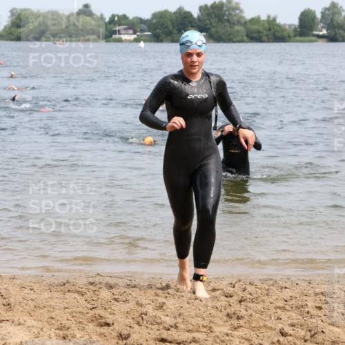 15.06.2025 - 27. Vierlanden-Triathlon Lena Gebhardt http://msf.ph/oto/8033064 15.06.2025 11:16:47 Schwimmen 825, 888 meine-sportfotos.de